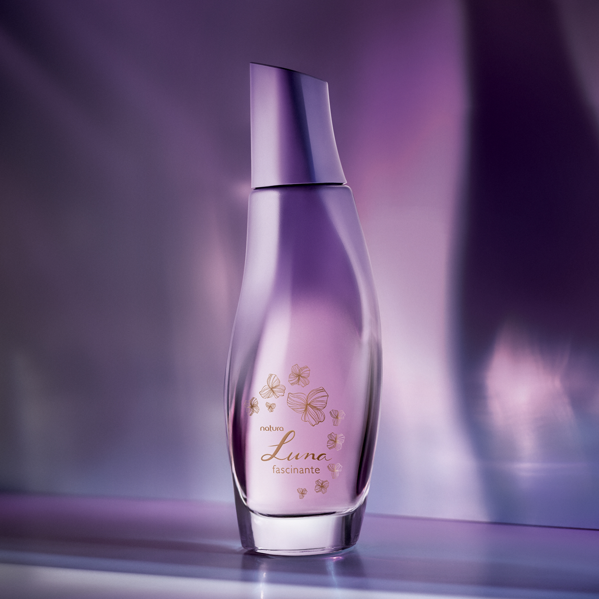 Luna Radiante é uma fragrância que celebra a alegria e a luz interior da mulher. uma combinação vibrante de notas florais e frutadas, este perfume reflete a essência de uma feminilidade radiante e otimista, perfeita para iluminar qualquer momento.